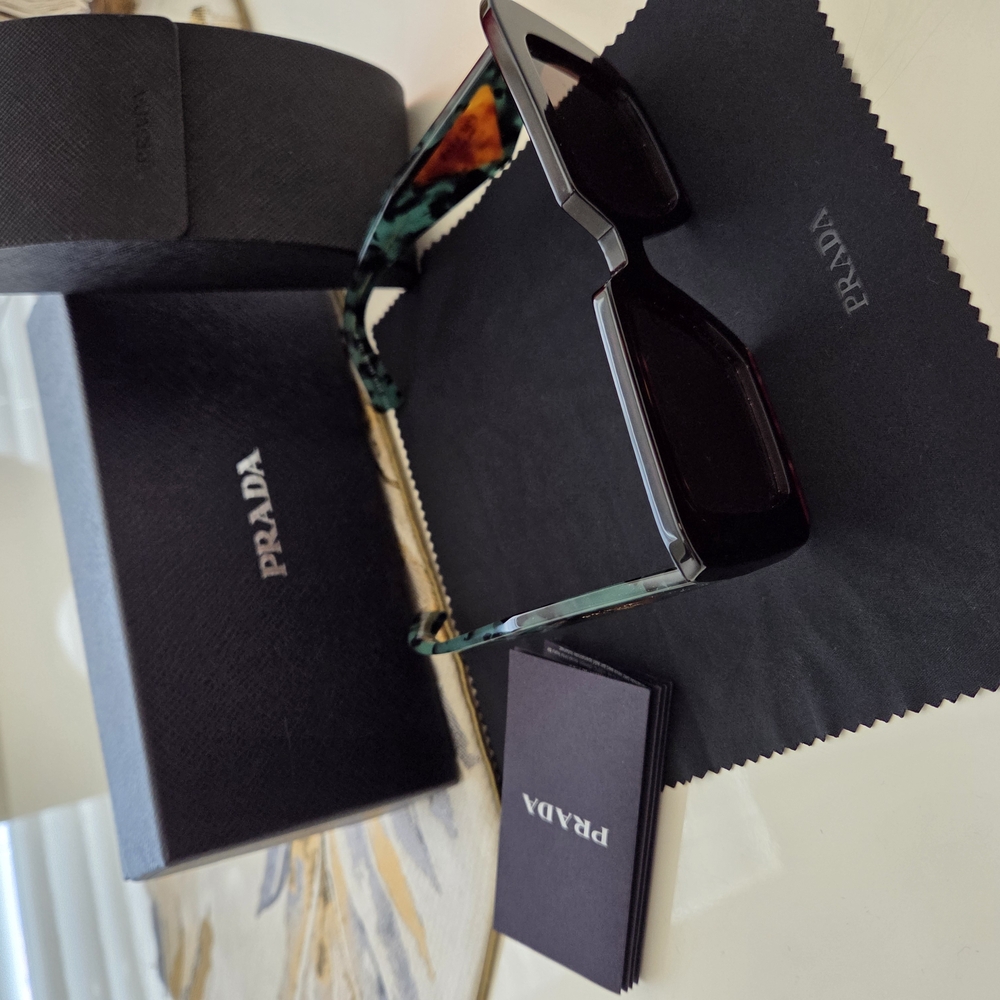 Stylish Black Rectangular Sunglasses - image 4